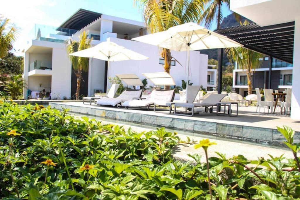 Latitude Luxury Seafront Suite Riviere Noire Ngoại thất bức ảnh